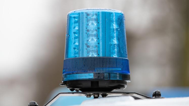 Das Blaulicht auf dem Dach eines Einsatzwagens der Polizei