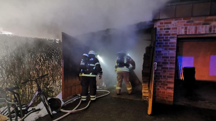 Feuerwehr löscht Schuppenbrand in Wildeshausen