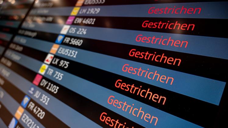 Flughafen: Anzeigetafel mit gestrichenen Flügen