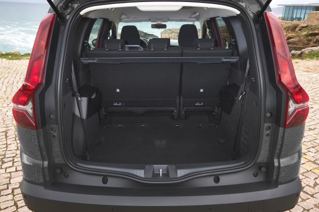 Auch als Hybrid bietet der Dacia Jogger einen großen und variabel nutzbaren Kofferraum.