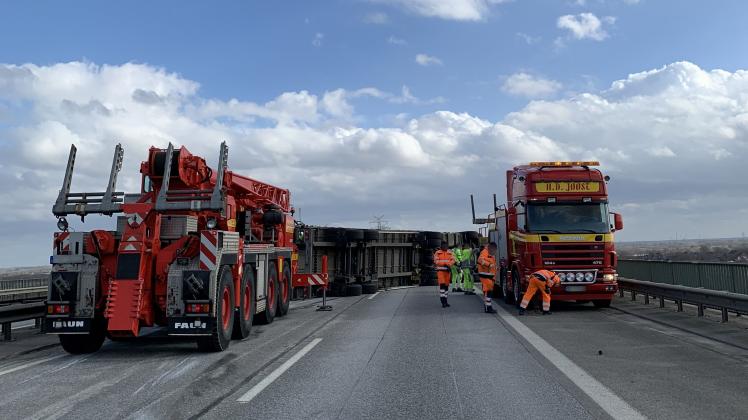 Unfall Auf A7 Bei Rendsburg: Lkw Kippt Auf Rader Hochbrücke Um | SHZ