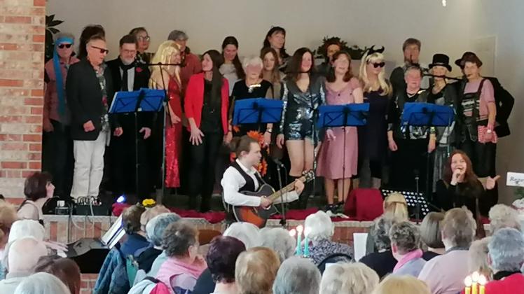 Der Chor „The Kiss of Pop“ gestaltete unter Leitung von Chorleiter Andy Mikoleit das Programm bei der Frauentagsfeier in Göhlen. Musikschulleiterin Jaana Duschinski begleitete die Sänger am Klavier.
