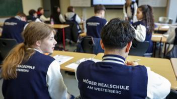 Osnabrück: Schuluniform durch die Hintertür. Möser Realschule kleidet ihre Schüler ein - kostenlos. 13.03.2023 