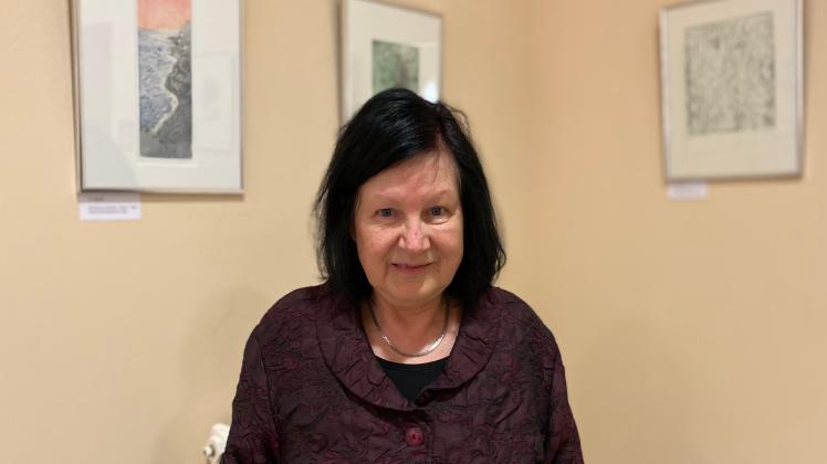 Dorothea Walz mit Ihrer Ausstellung zu Radierungen im Innenministerium in Schwerin