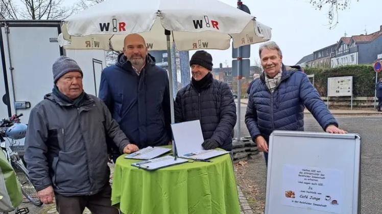 Mit einer Unterschriftenaktion machen sich die Mitglieder der Wählerinitiative Reinfeld (WIR) für den Erhalt der Bäckerei in der Innenstadt stark.