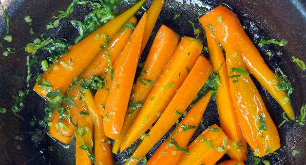 Die Karotten werden in einer Pfanne kurz galciert