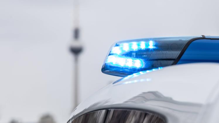 Polizei im Einsatz, Ein Streifenwagen der Berliner Polizei mit Blaulicht im Einsatz an der Frankfurter Allee Berlin Berl
