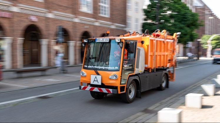 Fahrzeug Stadtentsorgung Rostock Stadtreinigung Lange Straße Rostock InnenstadtFoto: Georg Scharnweber