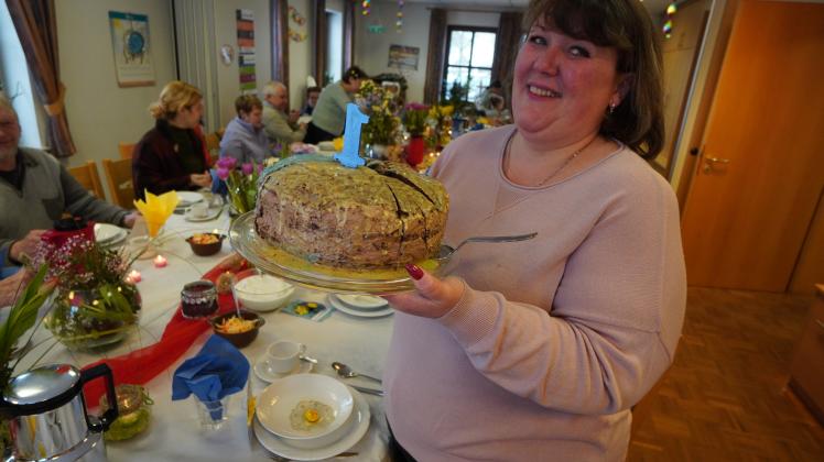 Einen Kuchen haben die Frauen zum ersten Jahrestag in Esterwegen gebacken, wie Raissa zeigt.