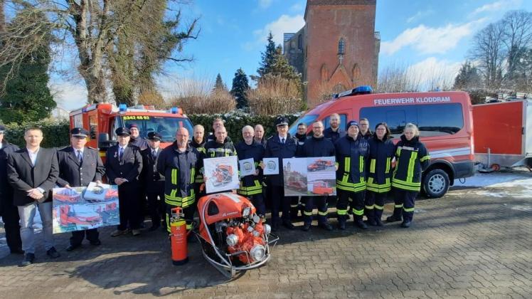 Stolze Feuerwehrleute aus dem Vellahner Bereich  zeigen sich mit ihrer neuen Technik.