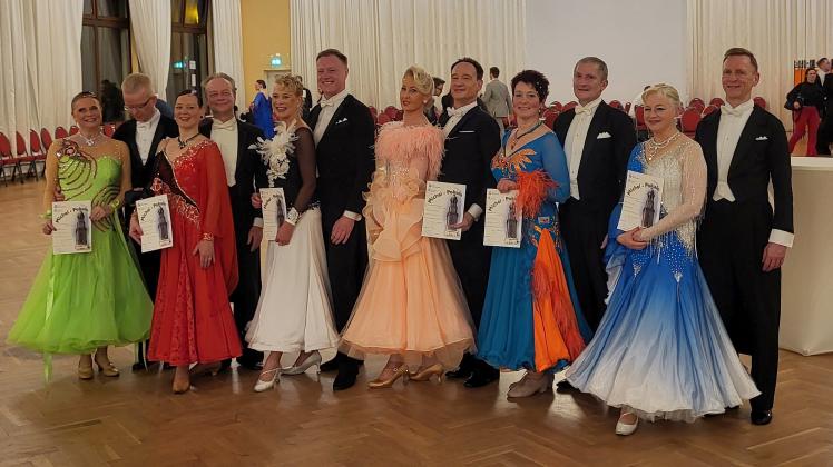Ralf und Bettina Czychon (zweites Paar von re.) bei der Siegerehrung um den „Michel-Pokal“ in Hamburg. Das Tanzpaar des Gettorfer TV erreichte zwei Mal das Finale in der zweithöchsten Klasse.