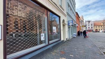 Eines der vielen Geschäfte am Markt in Güstrow, die leer stehen. Die CDU-Fraktion der Stadtvertretung möchte dagegen nun etwas tun.