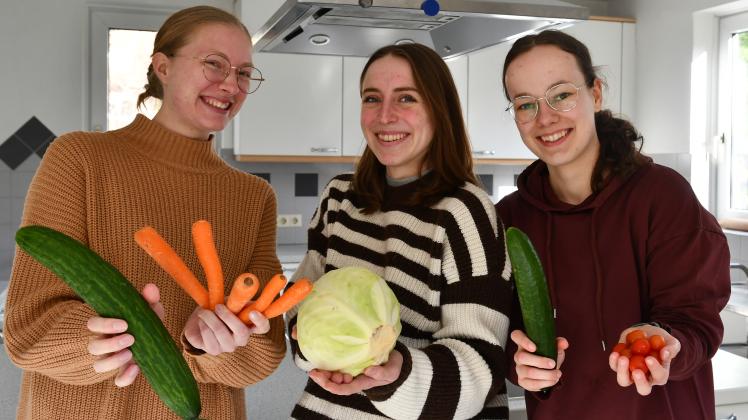 Gurken und Tomaten schmecken auch Bea-Talena Naves, Jenna Bräunig und Ina Schnieders von der Diätfachschule in Quakenbrück. Aber um auf ihren Geldbeutel zu achten, probieren sie auch gerne anderes Gemüse.