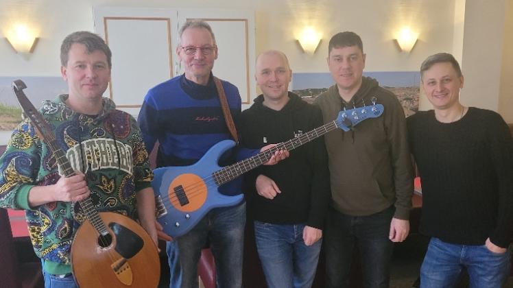 Konzert-Organisator Jens Wieck ( zweiter von links ) mit den vier Ukrainern der Brytas Band. 