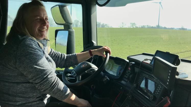 Frau am Steuer eines 40-Tonners