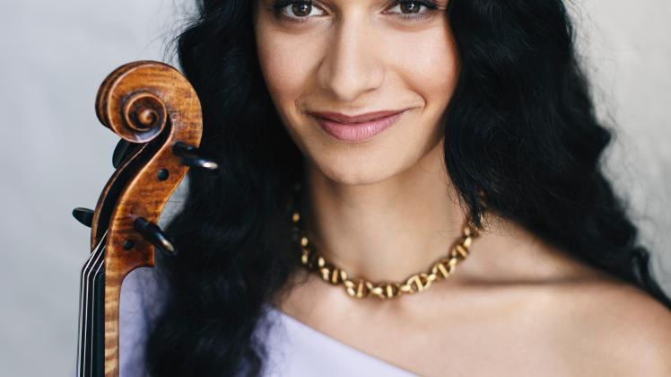 Die Bratscherin Sindy Mohamed bestreitet am 25. März gemeinsam mit der Pianistin Suzana Bartal ein Konzert im Goldenen Saal des Neustädtischen Palais.