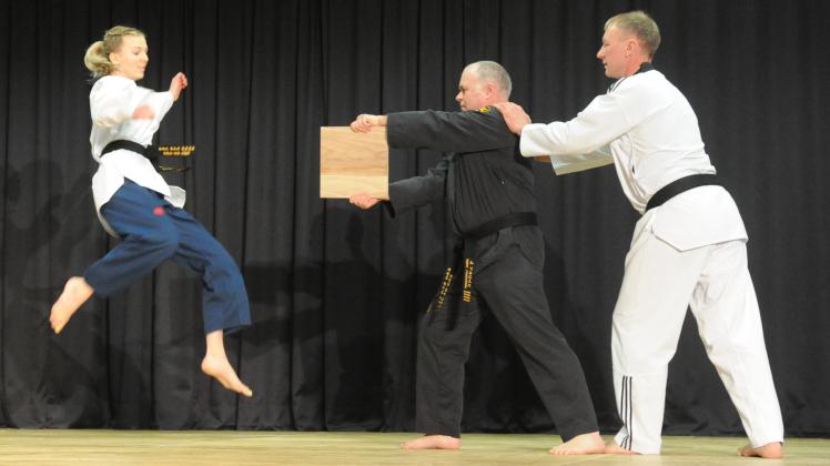 Eine eindrucksvolle Demonstration der Taekwondo-Sparte des Husumer Sportvereins bereicherte das Rahmenprogramm der Meisterehrung.  