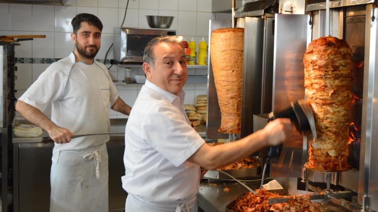 Ramazan Diker und Yunus Kaygusuz an den Dönerspießen in Ramazan‘s Restaurant in Eutins Peterstraße. Die steigenden Zutatenpreise zwingen viele Dönerläden dazu, erneut ihre Preise zu erhöhen. 