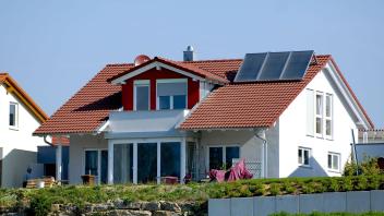 Fotovoltaik / Solaranlage auf Hausdach - Symbolbilder  Einfamilienhaus mit Solaranlage, Deutschland single-family-house