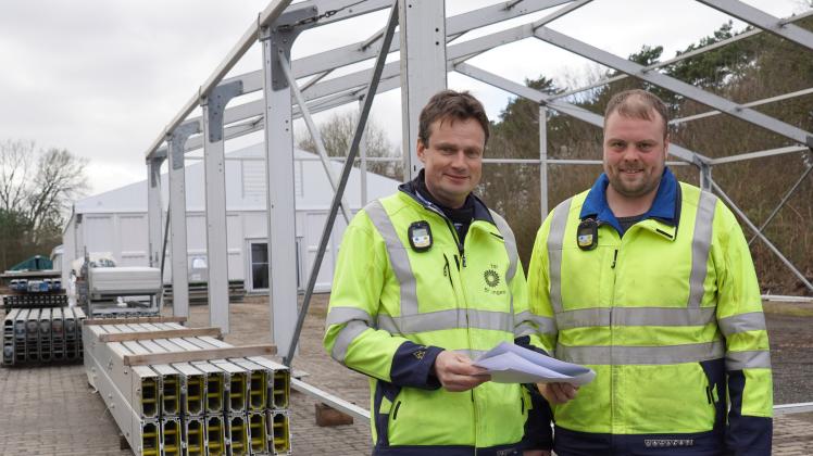 Klaus Waldschmidt und Tobias Weltring (von links) kümmern sich mit um einen reibungslosen Ablauf der Revisionsarbeiten auf dem Gelände der BP-Raffinerie.