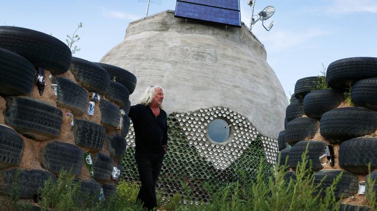 Sep 26, 2007 - Taos, New Mexico, US - Eco architect MICHAEL REYNOLDS, founder of Earthship Biotectur