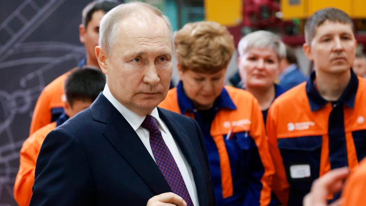 Russlands Präsident Putin besucht Hubschrauberwerk