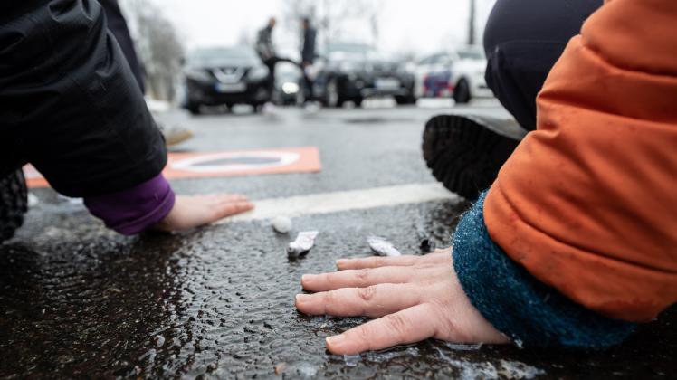 Letzte Generation blockiert Verkehr in Leipzig