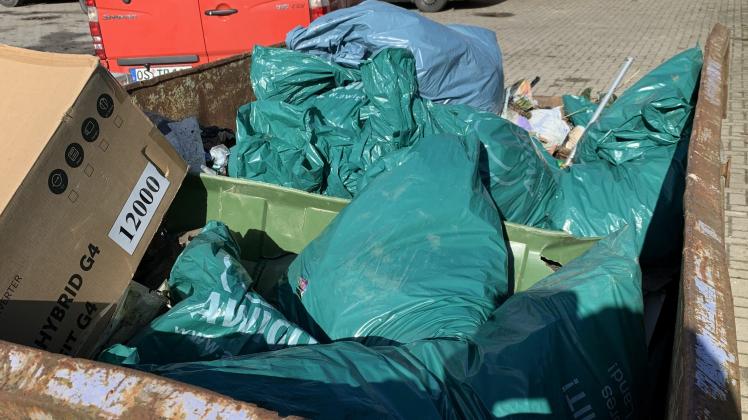 Der Container am Mühlenbachstadion war voll, die Helfer beim Dorfputztag 2023 in Venne haben jede Menge Müll eingesammelt.