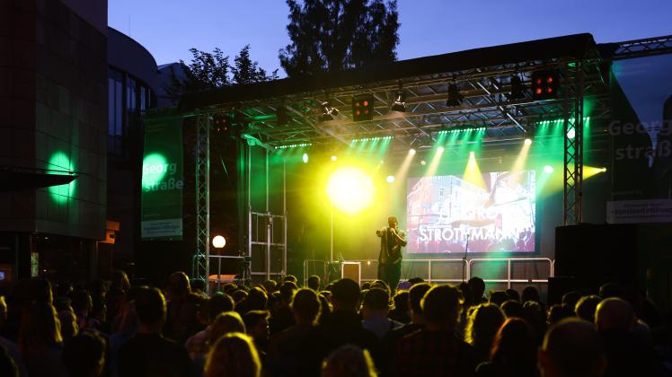 Das letzte Live-Konzert auf der Maiwoche 2022 und Elektro Strothmann bringt die Leute in der Georgstraße nochmal gut in Schwung. Der letzte Tag auf der Maiwoche 2022 in Osnabrück. 22.05.2022. Foto: Michael Gründel
