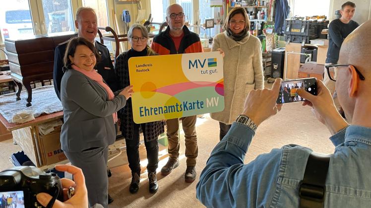 Damit hatte Volkmar Rossnagel nicht gerechnet: Ministerin Stefanie Drese war persönlich gekommen, um dem engagierten Tischlermeister die Ehrenamtskarte zu übergeben.