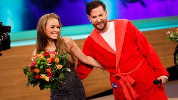 Michael Wendler mit Freundin Laura Müller in der RTL-Live-Show Pocher vs. Wendler - Schluss mit lustig! in den NOBEO St