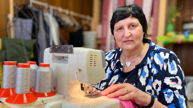 So manche Spule Faden ist in 40 Jahren durchgegangen: Helma Sasse an ihrer Nähmaschine.