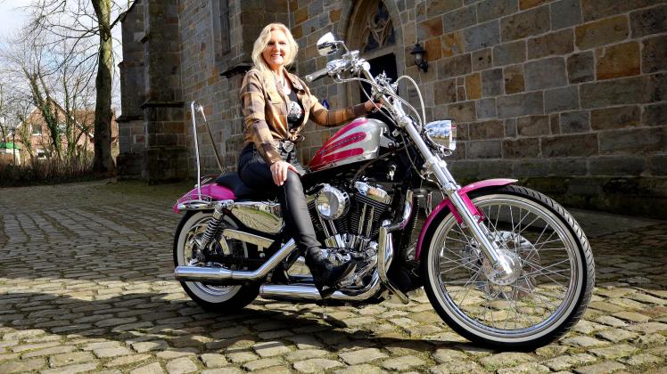 Britta Feldwisch ist Küsterin der evangelischen Kirchengemeinde und als Pink Lady in der Motorrad-Szene bekannt.