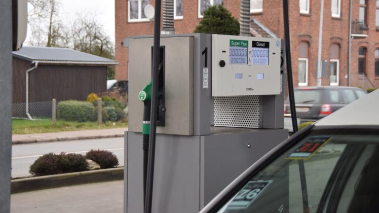 An dieser Zapfsäule der Tankstelle Klüver in Süderau betankte am 23. Februar ein Mann seinen schwarzen 5er-BMW gegen 13.32 Uhr für 120 Euro mit Superplus-Benzin – und fuhr, ohne zu bezahlen, davon.  Nach Benzindiebstahl Tankbetrug in Neuenbrook und Süderau: Das sagt die Polizei Itzehoe Ermittlungen gestalten sich für Polizei schwierig Täter Männer Taten