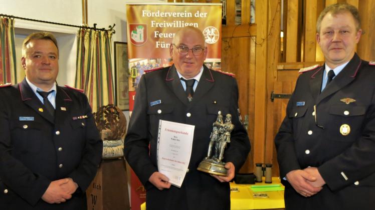 Zum Feuerwehrmann des Jahres wurde Walter Mey (Mitte) durch Gunnar Tetzlaff (links) und Carsten Knocke ernannt.
