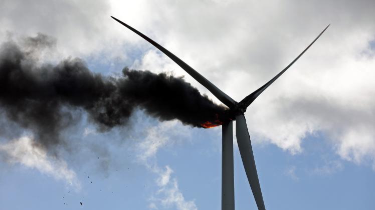Feuer in 100 Meter Höhe ausgebrochen: In Flammen stehendes Windrad im Windpark Hohen Luckow löst Einsatz aus – Brennende Teile stürzen ab 