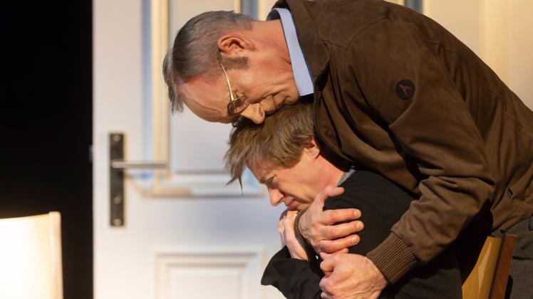 Grandios und eindringlich: Vater und Sohn NIklas  (Christoph Reiche und Sasha Bornemann) auf der Bühne
