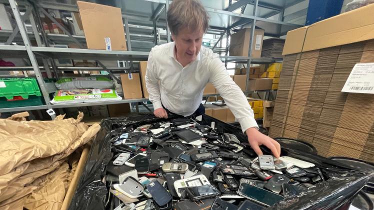 Eric Rositzki findet zwischen all den alten Mobiltelefonen einen alten Nokia-Knochen.