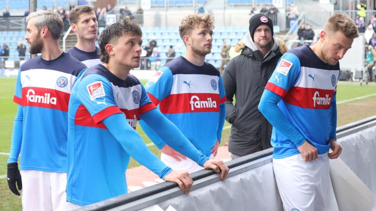 Ratlos: Die Spieler von Holstein Kiel um Fabian Reese (3. von rechts) nach der letzten Heimniederlage.
