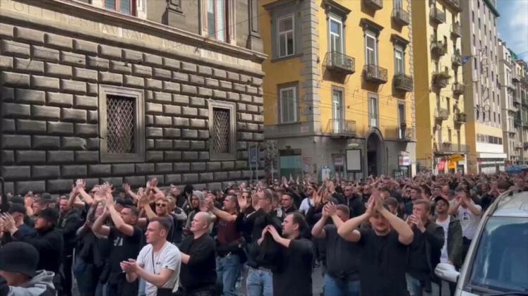 Trotz Stadion-Verbots: Eintracht-Fans ziehen durch Neapel