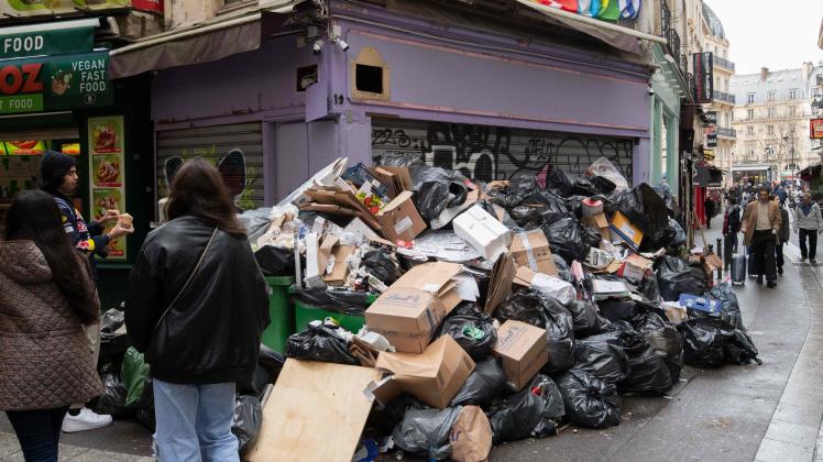 Müllberge auf einem Pariser Gehweg