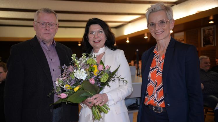 Petra Kleinbuntemeyer (Mitte) ist neue Bürgermeisterin von Schapen. Erste Gratulanten waren Spelles Samtgemeindebürgermeisterin Maria Lindemann und Gerhard Wintering, der als ältestes Gemeinderatsmitglied die Wahl leitete.
