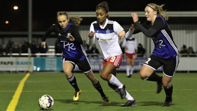 Alina Wachter (FC Union Tornesch, links) und Josefin Lutz (FC Union Tornesch, rechts) gegen Janina Minta (Hamburger SV, Mitte)