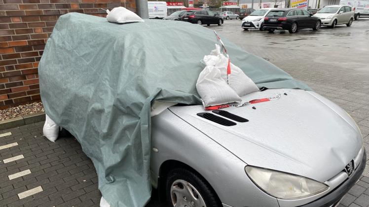 Das Auto wurde mit einer Plane abgedeckt.
