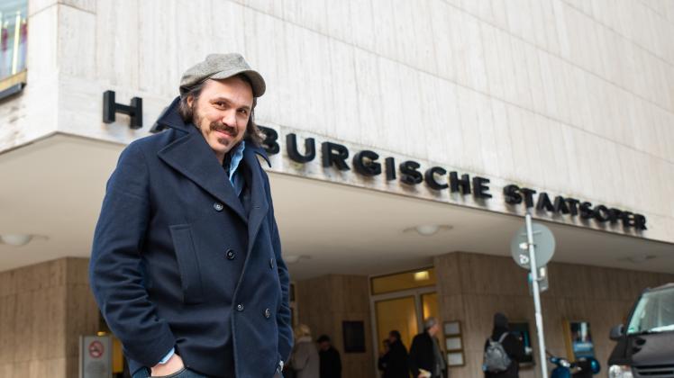 author Christian Steiffen alias Hardy Schwetter vor der Staatsoper in Hamburg
