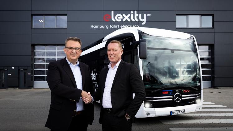 350 neue E-Busse für die VHH. VHH-Geschäftsführer Lorenz Kasch (li.) und Rüdiger Kappel, Vertriebsleiter bei Daimler Buses Deutschland. 