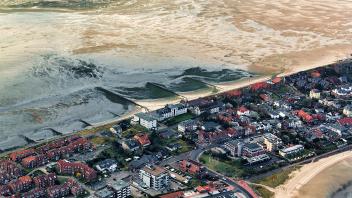 Blick auf das Seeheilbad Wittdün und die Küstenlinie, Dünenlandschaft mit Sandbank Kniepsand, Luftaufnahme, nordfriesisc