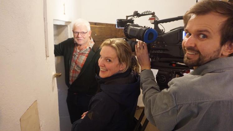 NDR-Team im Gefängnishotel in Fürstenau: Bei den Dreharbeiten im Gefängnishotel in Fürstenau: „Amtsobergefängnisrat“ Werner Pries (links) mit dem NDR-Team.