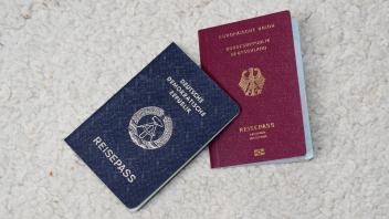 Der Reisepass von NNN-Redakteur Peter Richter war noch bis ins Jahr 2000 hinein gültig, doch nun braucht er natürlich ein Dokument der Bundesrepublik Deutschland, wenn er nach Großbritannien will.