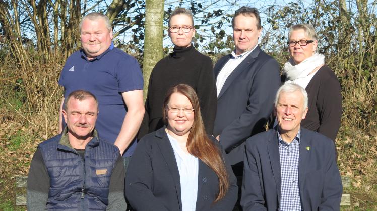 Die Freie Wählergemeinschaft der Gemeinde Lindau hat sich neu ausgerichtet. Bei der Kommunwahl im Mai stehen sie zur Wahl: (hintere Reihe, v.l.): Kai-Günther Werner, Miriam Schütt, Martin Schütt, Maren Dehnhardt-Gertz. Außerdem (vordere Reihe v.l.): Stefan Bewarder, Janine Nielsen, Peter Uppendahl.